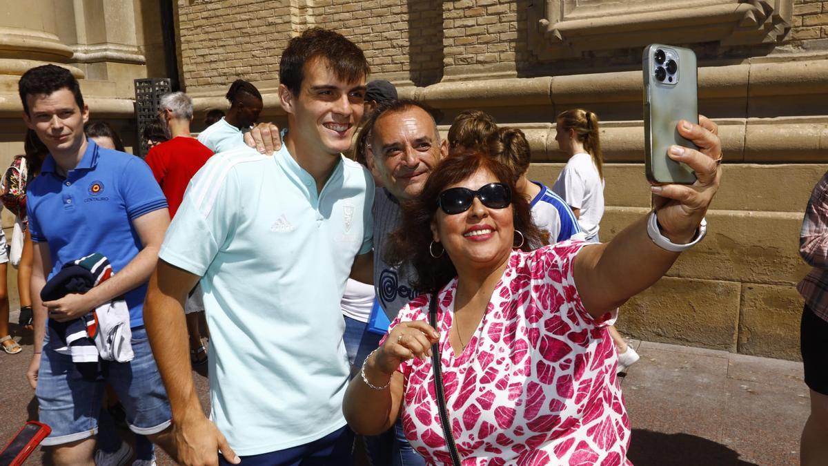 Francho Serrano posa con una aficionada a la entrada de la basílica.