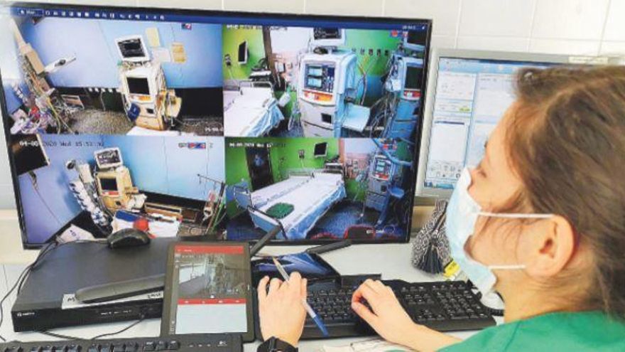 Un profesional durante el seguimiento a pacientes desde el control remoto.
