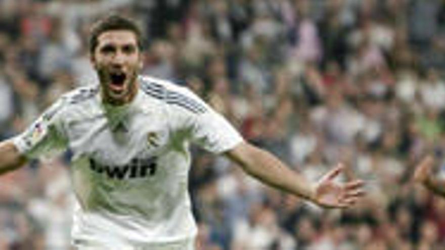 El delantero argentino del Real Madrid Gonzalo Higuain celebra uno de sus dos goles ante el Getafe en el encuentro de Liga de Primera División, correspondiente a la novena jornada, disputado esta tarde en el estadio Santiago Bernabéu.