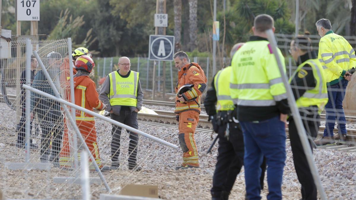 La Guardia Civil y bomberos, en el lugar de los hechos, el domingo