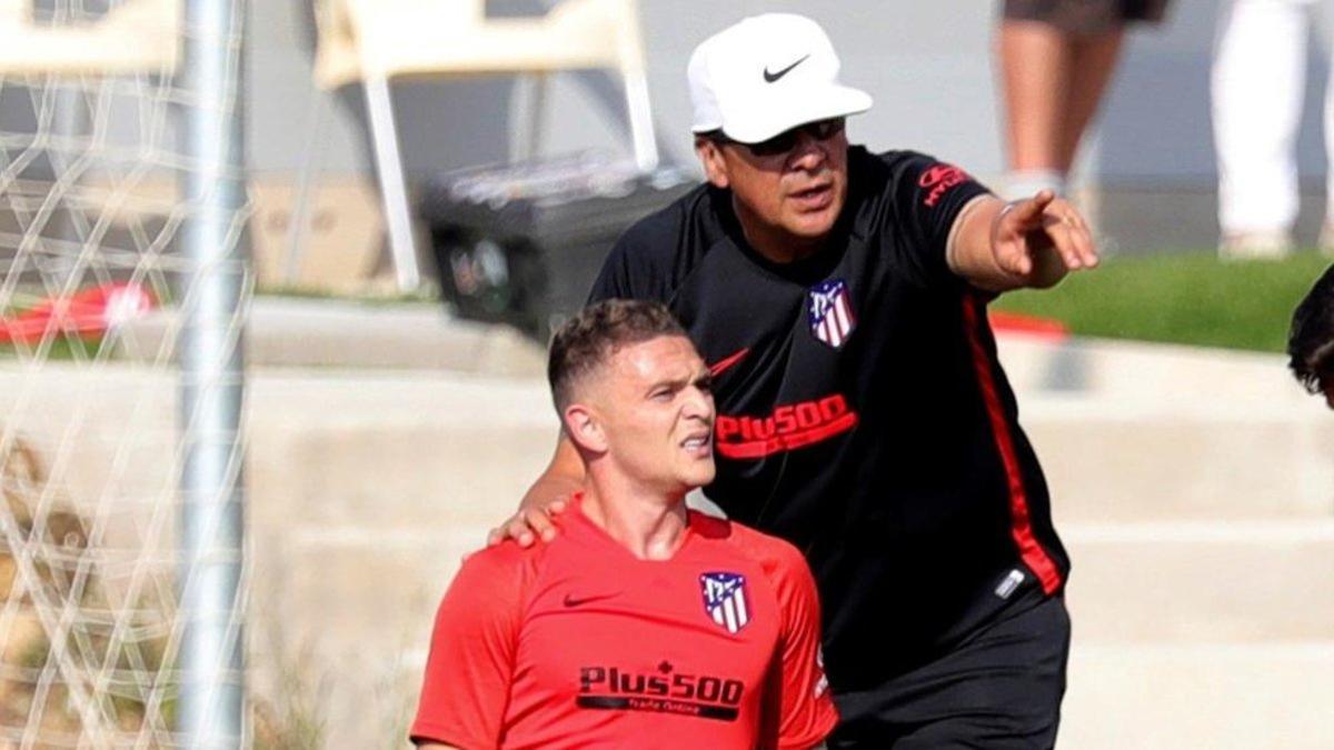 Germán el 'Mono' Burgos dando instrucciones a Kieran Trippier