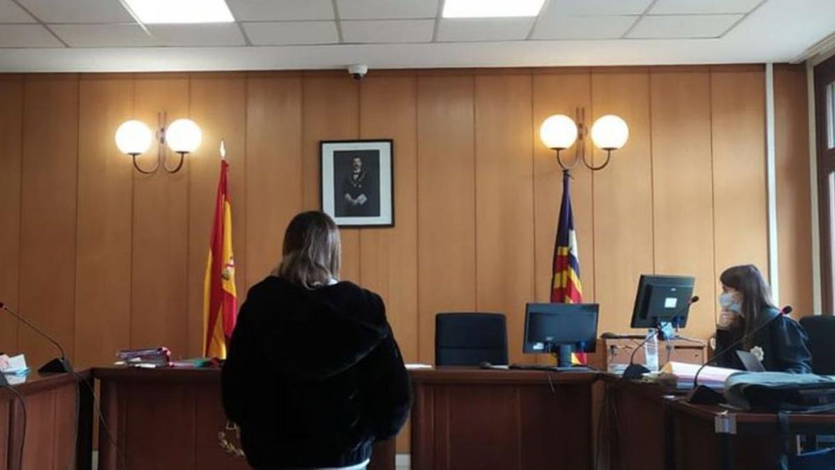 La mujer condenada, durante el juicio celebrado en Palma.