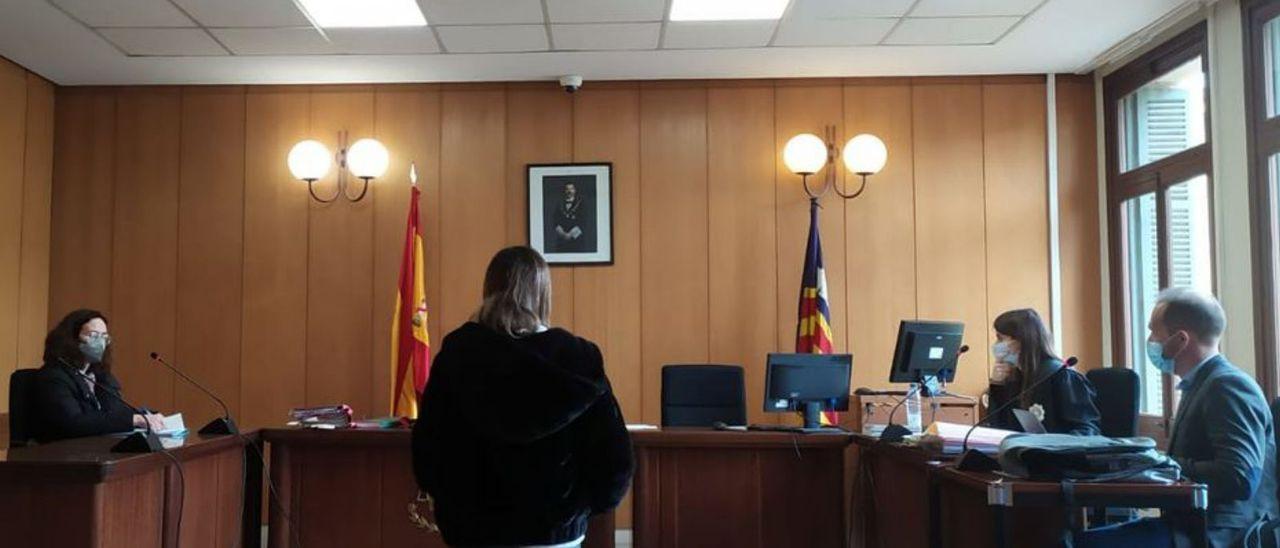 La mujer condenada, durante el juicio celebrado en Palma.