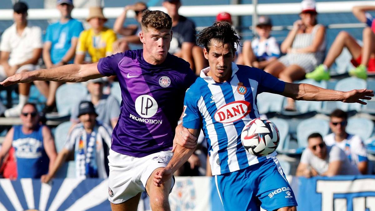 Pere Milla, en una jugada del partido de este domingo ante el Toulouse.