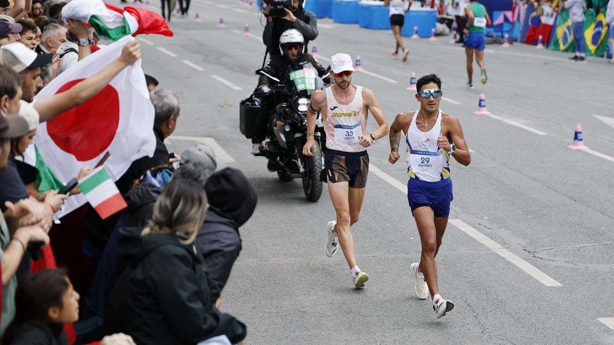 El español Álvaro Martín persigue al ecuatoriano Brian Daniel Pintado durante la prueba de marcha por relevos mixtos en los Juegos Olímpicos de París 2024