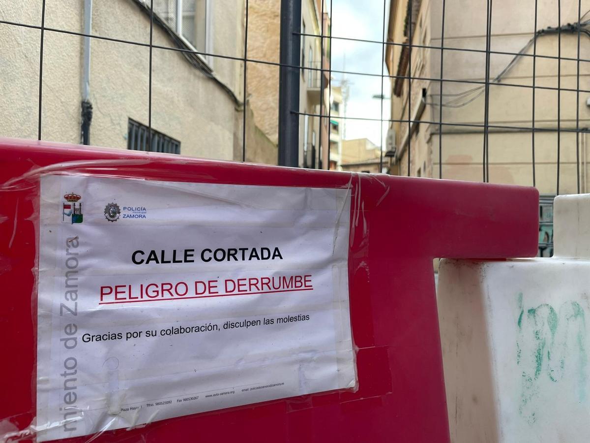 Aviso de calle cortada por peligro de derrumbe en Zamora capital.