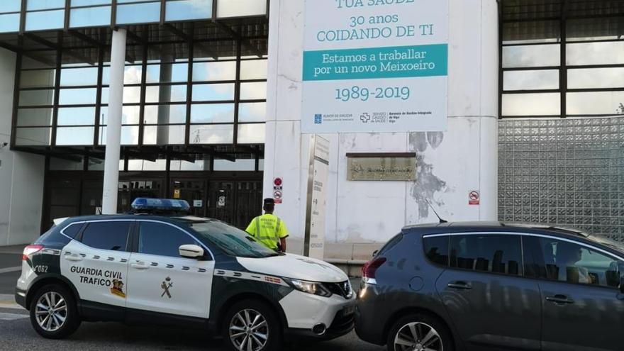 Vehículo de la Guardia Civil a las puertas del Meixoeiro. // GC