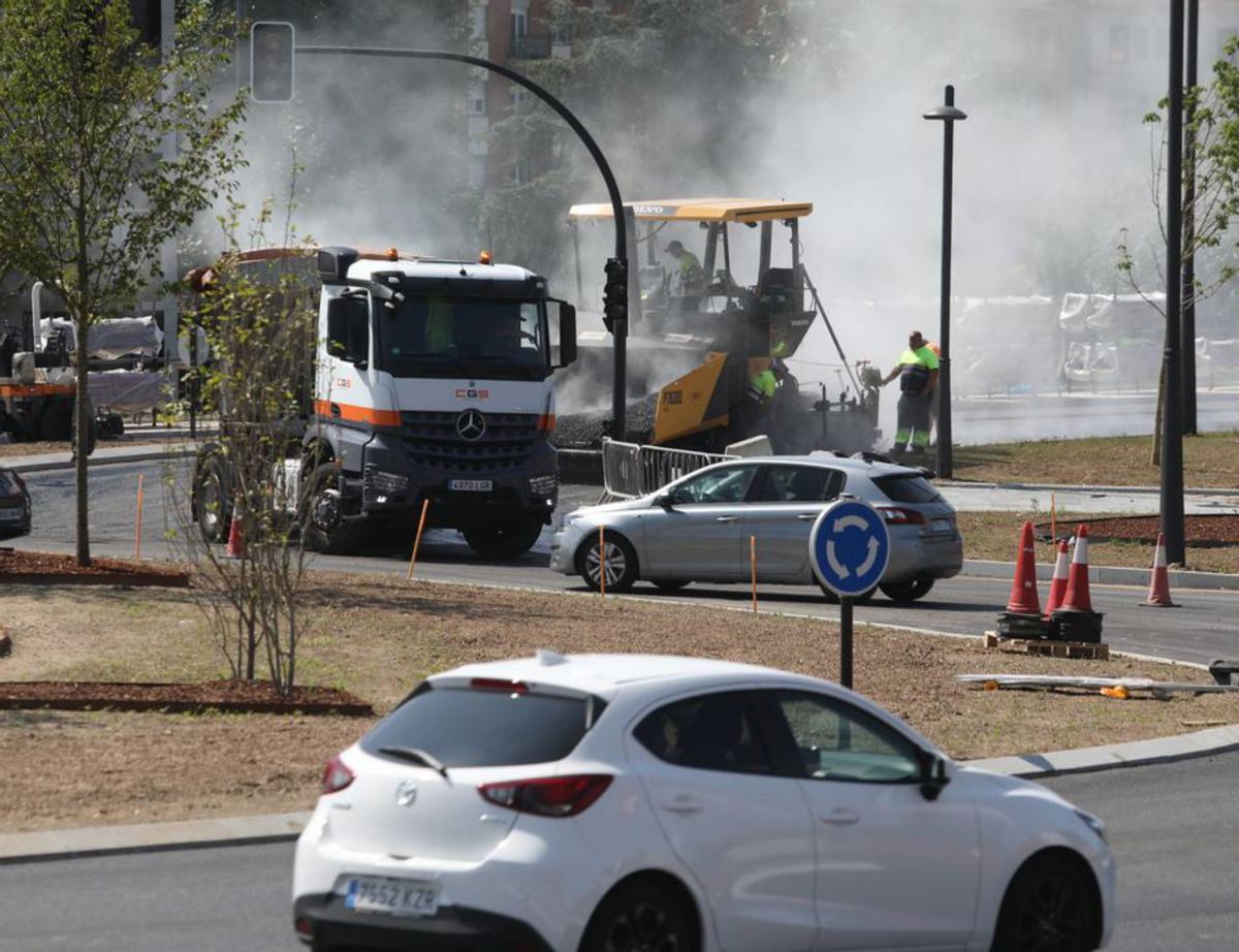 Operarios trabajando en la glorieta ayer. | Luisma Murias