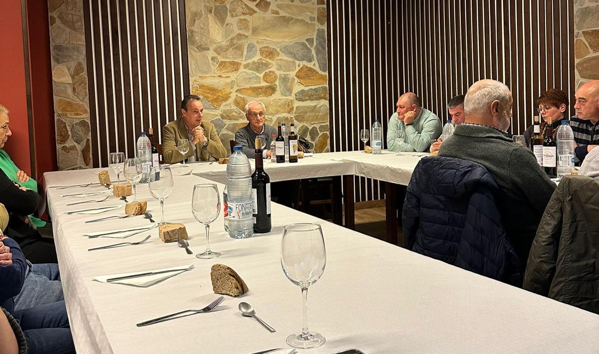 Un momento de la cena con el consejero de Medio Rural, Marcelino Marcos Líndez.