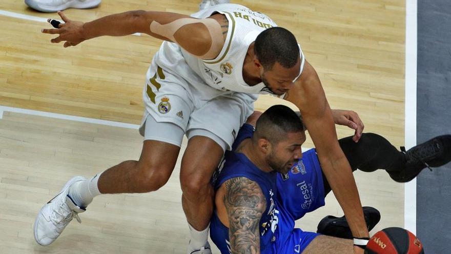 Anthony Randolph lucha por un balón con Augusto Lima.