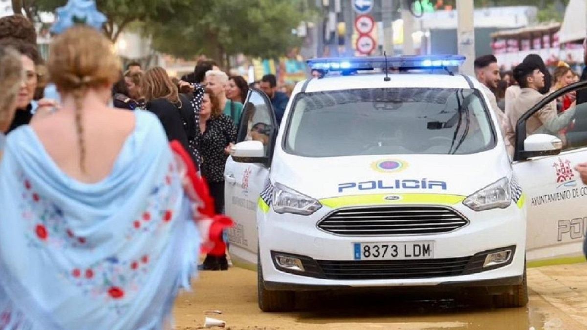 Un coche de la Policía Local circula por el recinto de El Arenal.