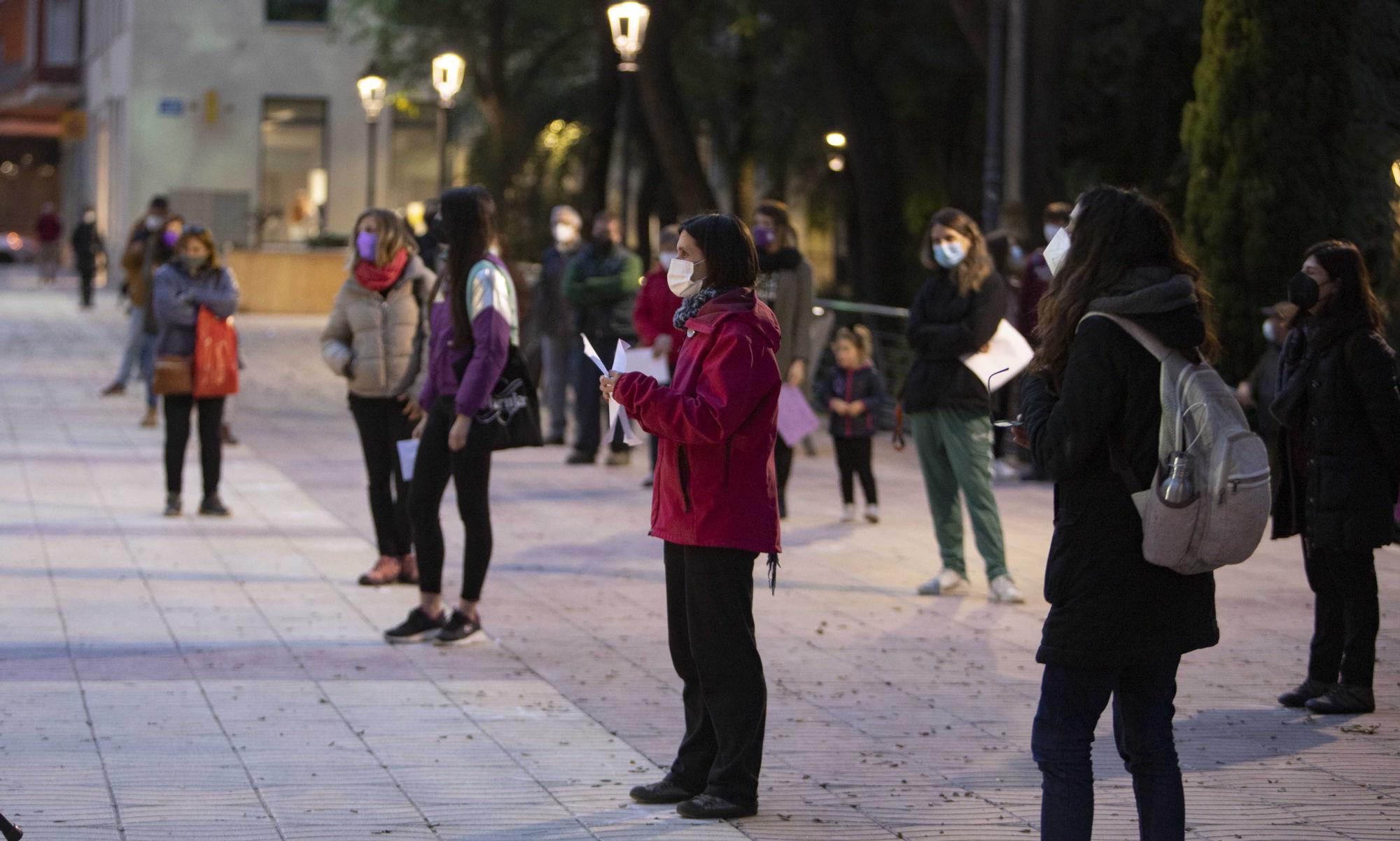 Decenas de mujeres se concentran por el Dia de la Dona en Xàtiva