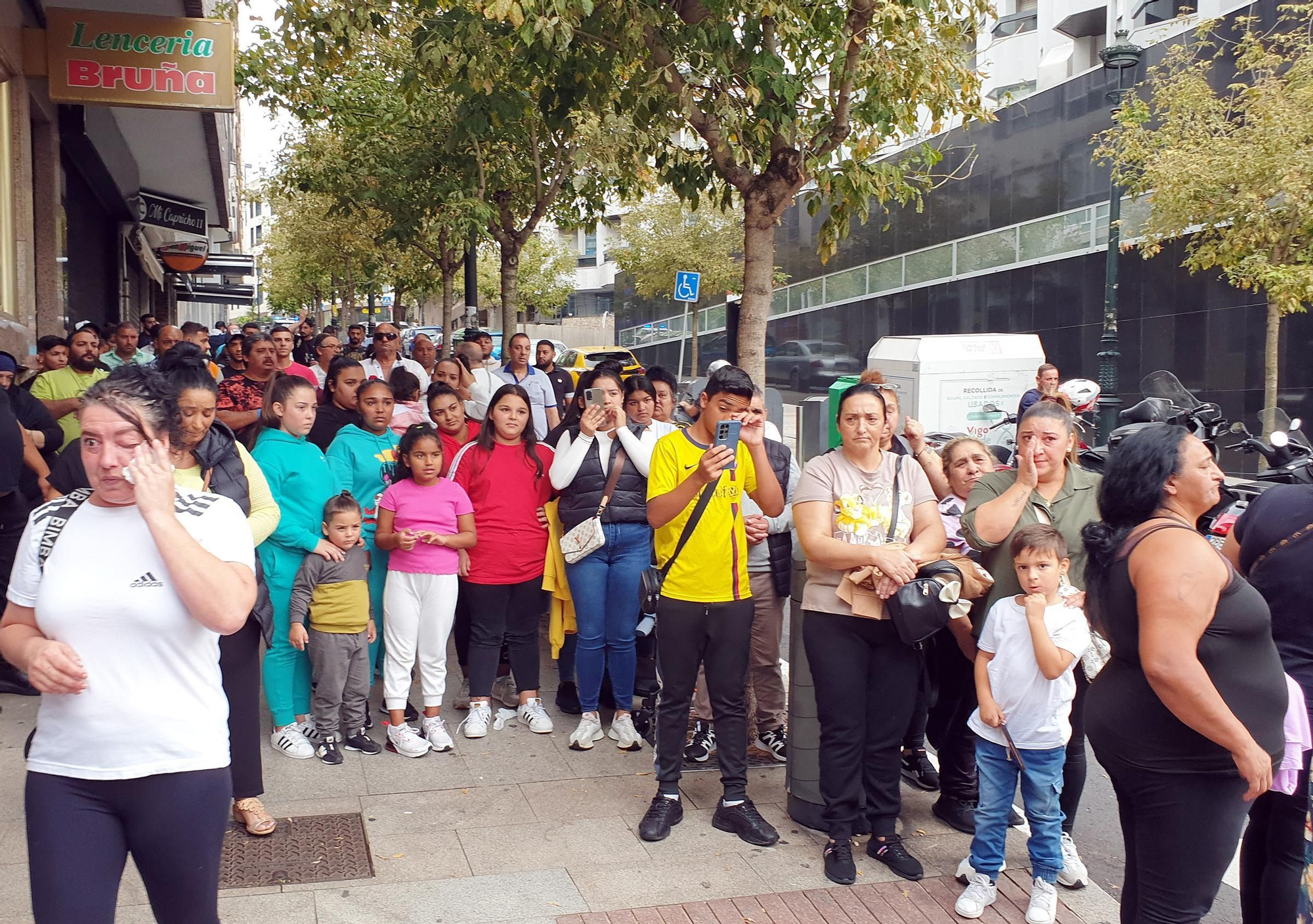 Los vecinos vuelven al edificio incendiado en Vigo a por sus pertenencias