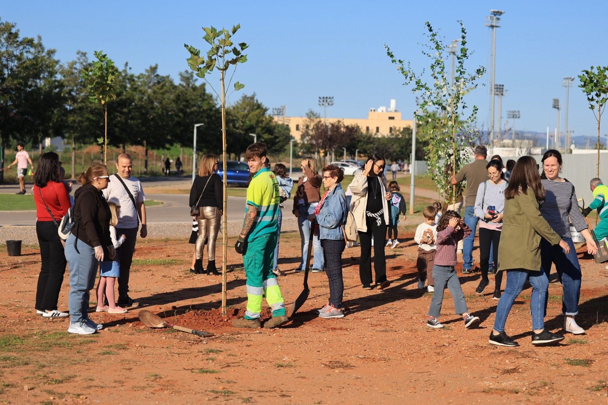  Éxito de la plantación de árboles por parte de personal y familias de Pamesa Grupo Empresarial en la Ciutat Esportiva Municipal de Vila-real que ha tenido lugar en la mañana. de este sábado La acción, que forma parte de la Responsabilidad Social Corporativa del grupo, está incluida en la programación del 20.º Mes de la Sostenibilidad de la Concejalía de Medio Ambiente.