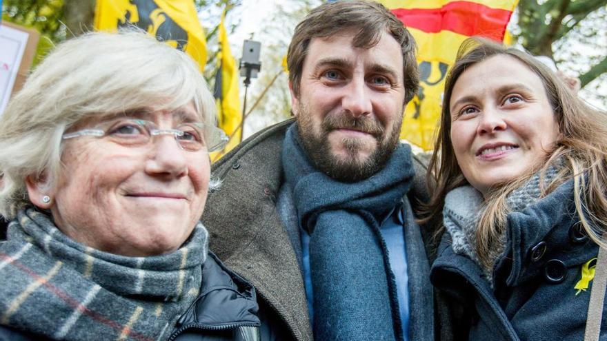 Clara Ponsatí (i) junto a Toni Comín y Meritxell Serret.