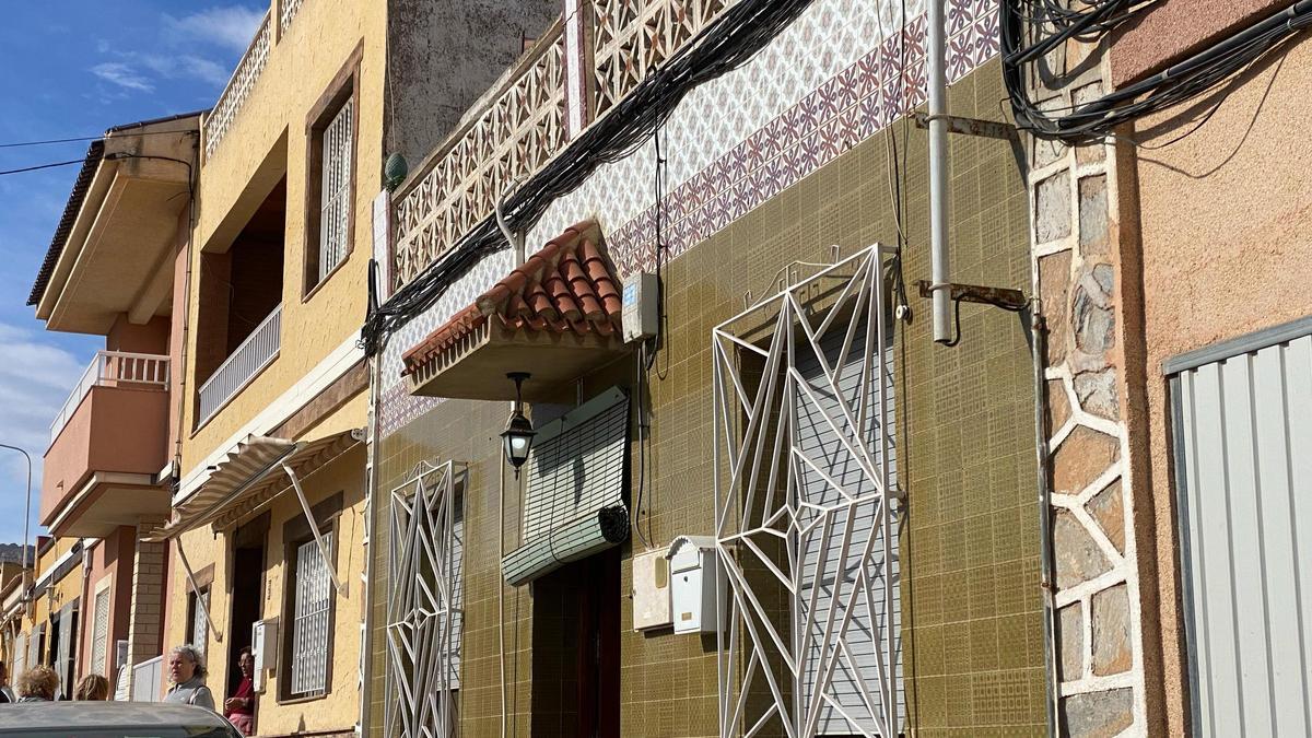 Fachada del domicilio del barrio de Los Patojos de Cartagena que fue asaltado de madrugada.