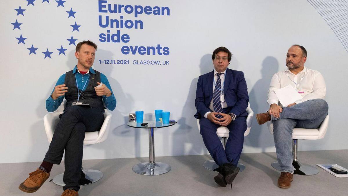 José Antonio Valbuena (derecha), ayer, durante la conferencia sobre cambio climático en la COP26 de Glasgow. | | ROBERT PERRY / EFE