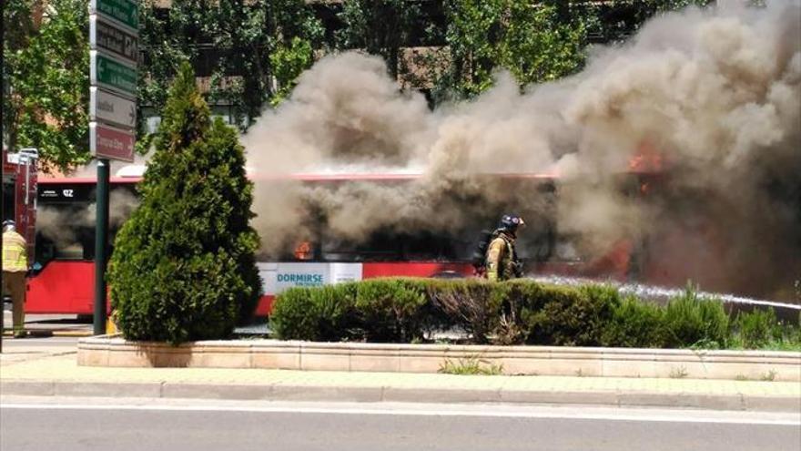 Otro autobús se incendia cuando circulaba por la avenida Cataluña