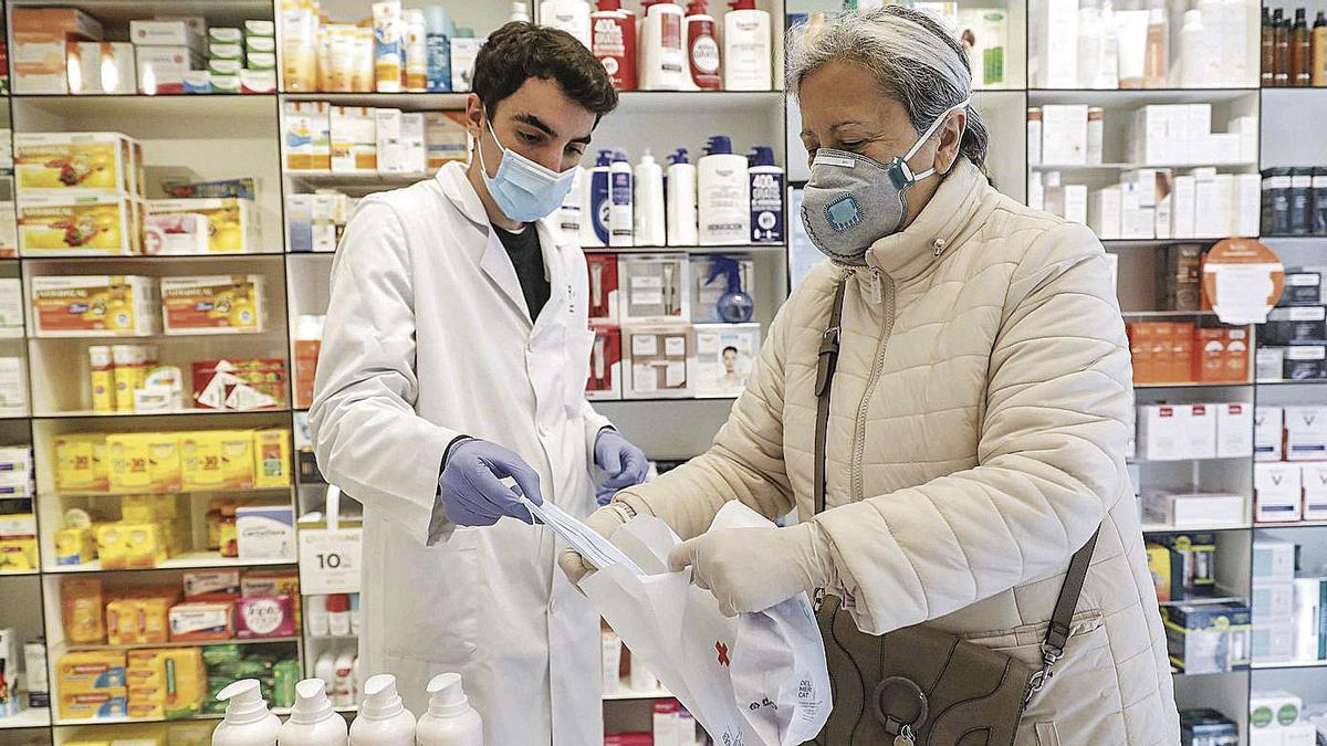Las oficinas de farmacia de Balears han impulsado una campaña de  concienciación sobre la correcta eliminación de las mascarillas.