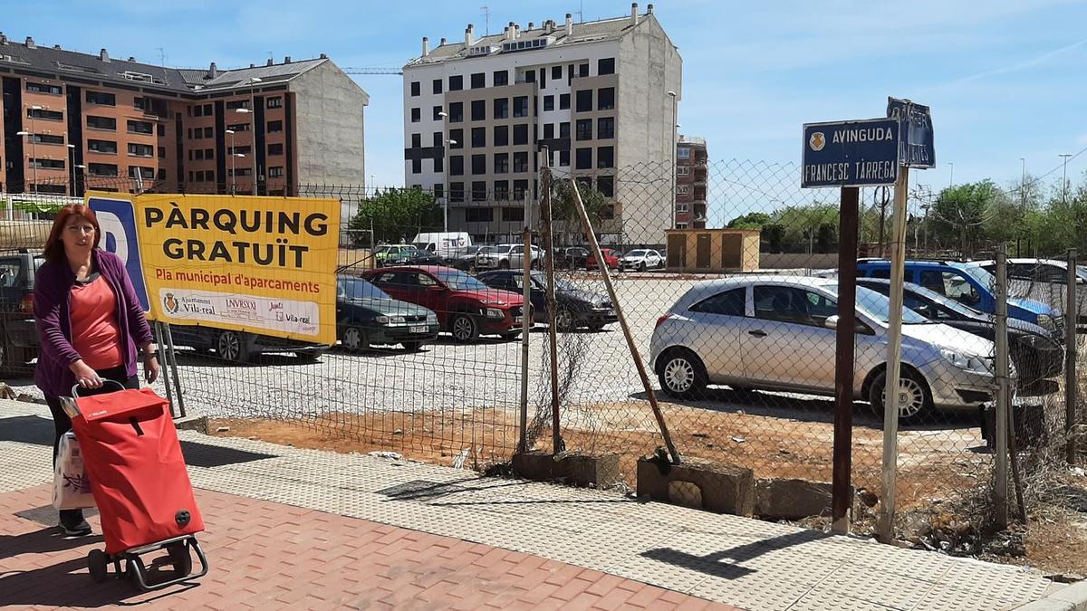 El nuevo aparcamiento que ocupa un solar ubicado en el cruce de Francesc Tàrrega y Gloria Fuertes tiene capacidad para 60 coches.