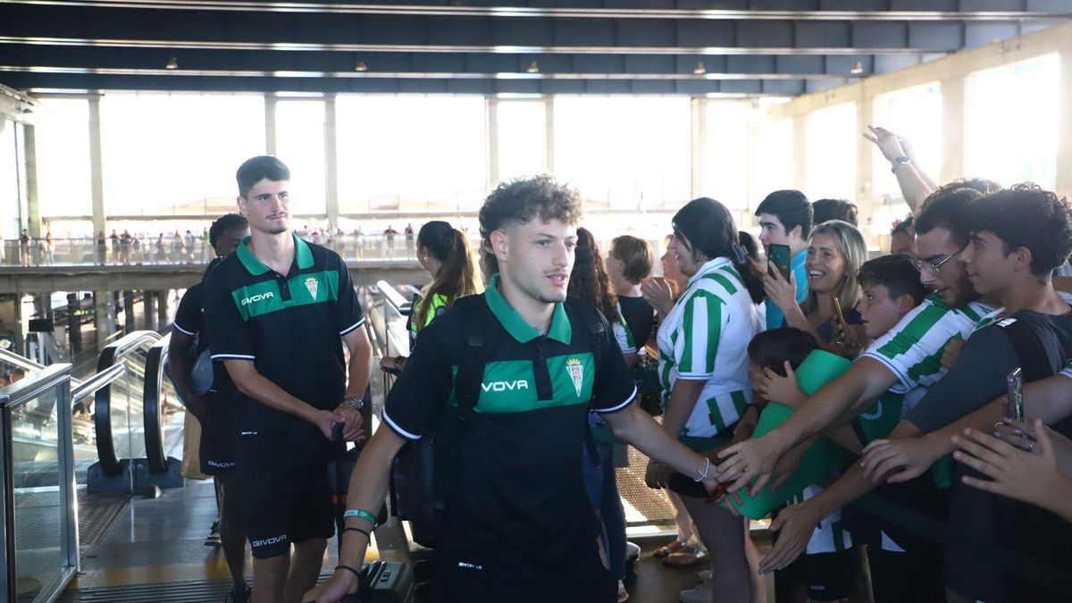 El Córdoba CF vuelve a casa tras el penúltimo paso hacia el ascenso.