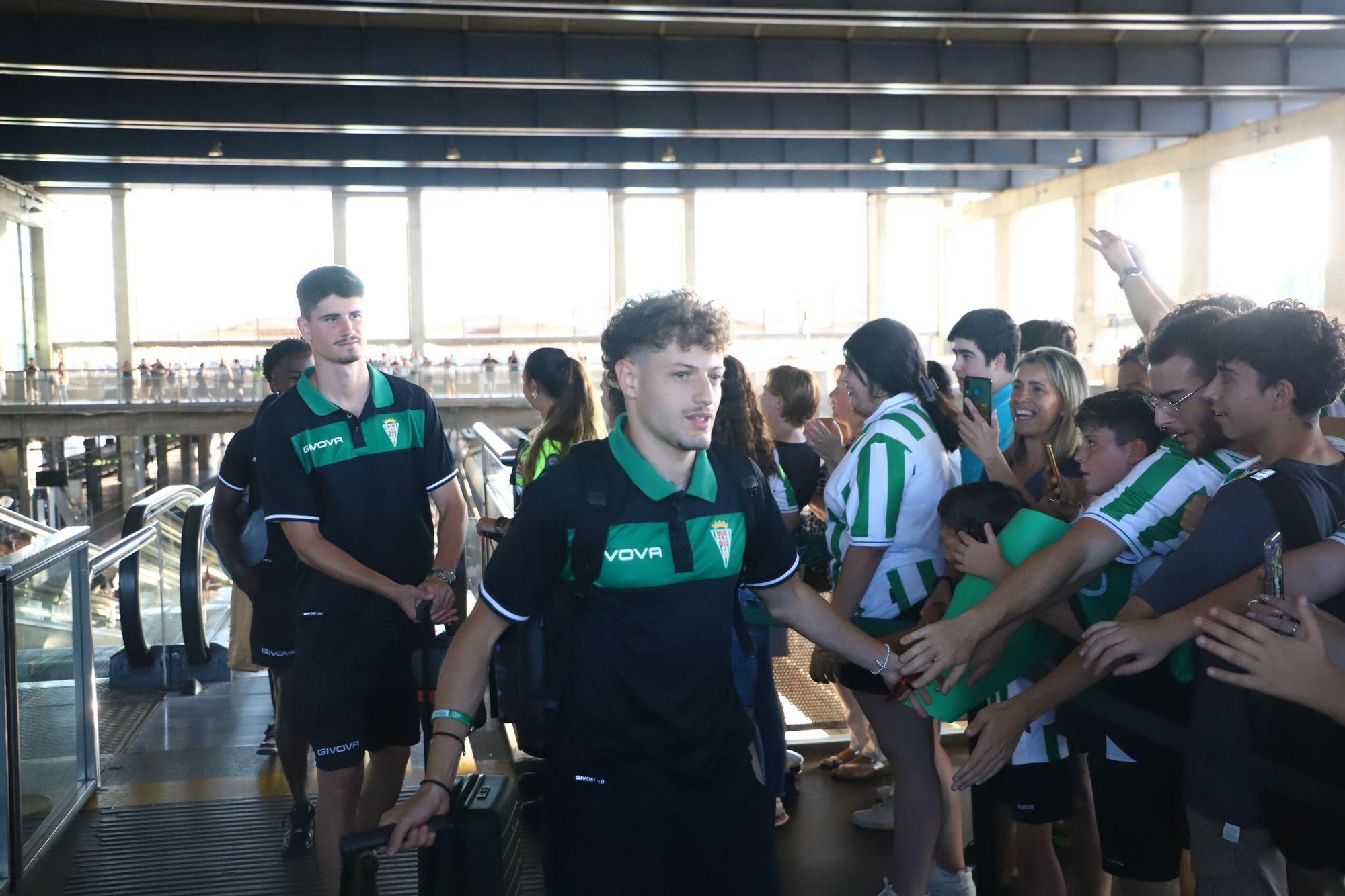 El Córdoba CF vuelve a casa tras el penúltimo paso hacia el ascenso