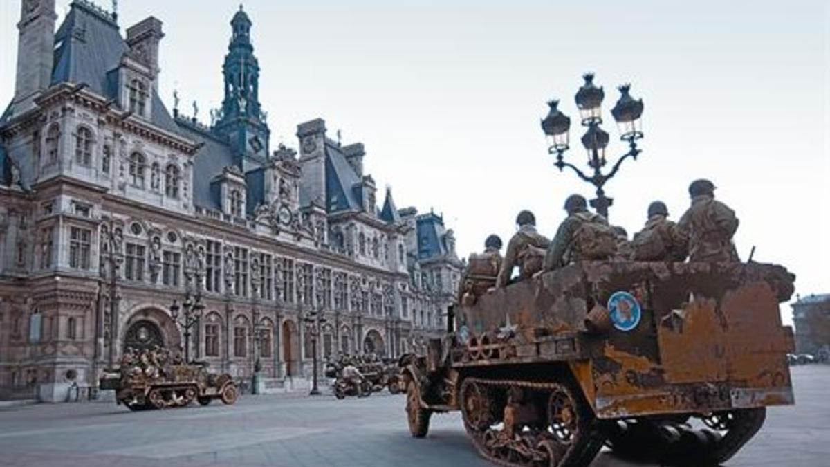 Rodaje 8Espectacular imagen de los carros de combate de la serie frente al Ayuntamiento de París.