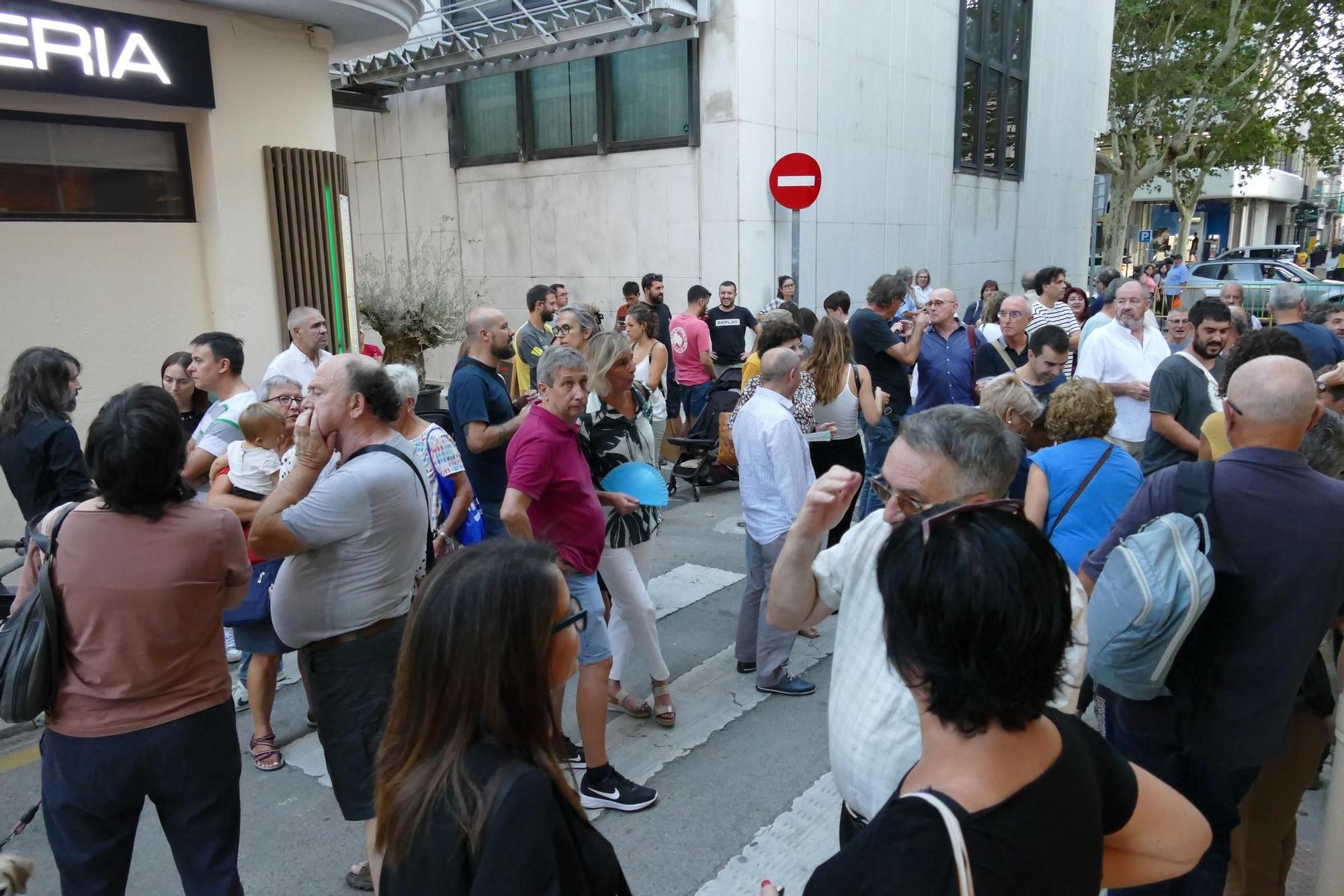 El nou Ateneu de Figueres atrau desenes de persones el dia de la seva inauguració