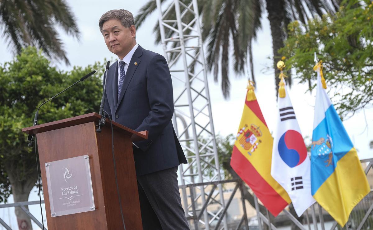 El embajador de Corea del Sur en España, Lim Soosuk, en la plaza de Canarias.