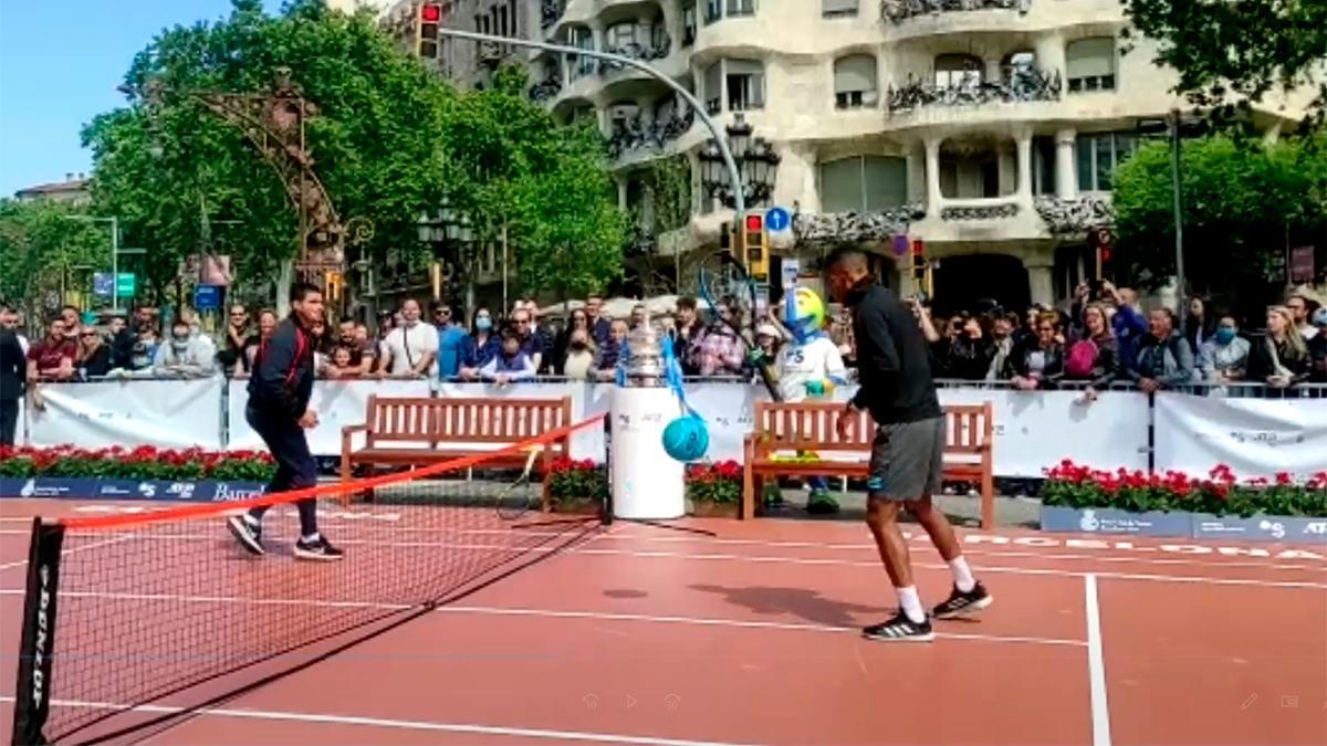 Alcaraz y Auger-Aliassime juegan a fútbol tenis en pleno Paseo de Gracia