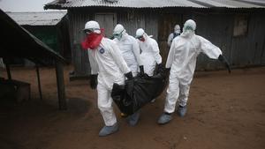 Un equipo médico carga con un cadáver afectado por el ébola en Liberia.