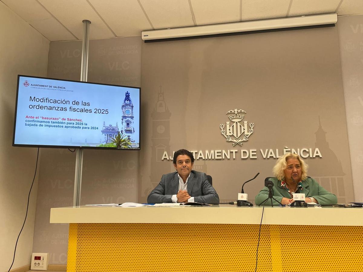 Carlos Mundina y Mª José Ferrer han informado de la nueva tasa a la basura.