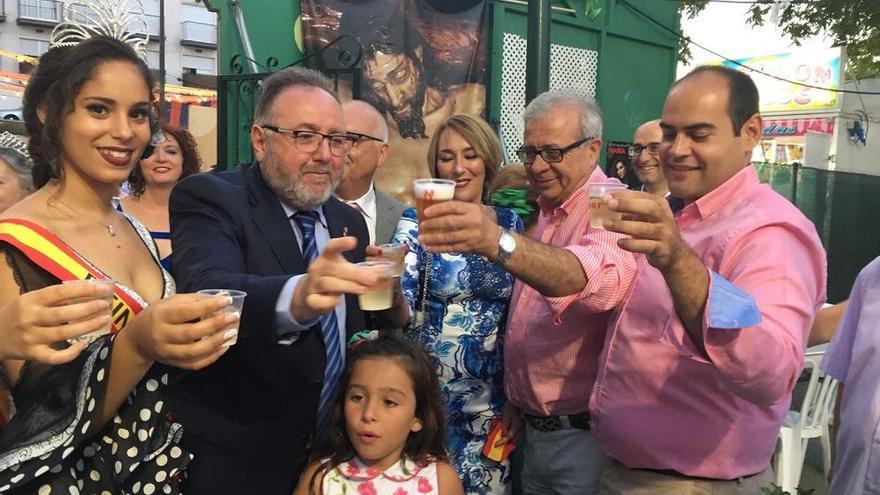 El alcalde de Alhaurín de la Torre, Joaquín Villanova, brinda con la Reina de la Feria y otras autoridades, tras el corte inaugural.