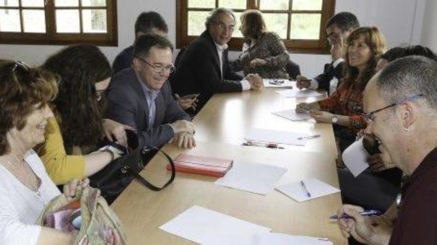 Reunión de la comunidad educativa del nuevo colegio Ses Planes con la presencia del conseller Martí March.