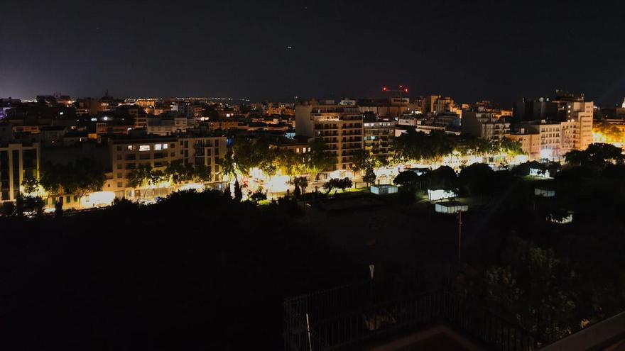 El apagón del viernes en Pere Garau afectó también al parque de ses Estacions, a oscuras en la imagen