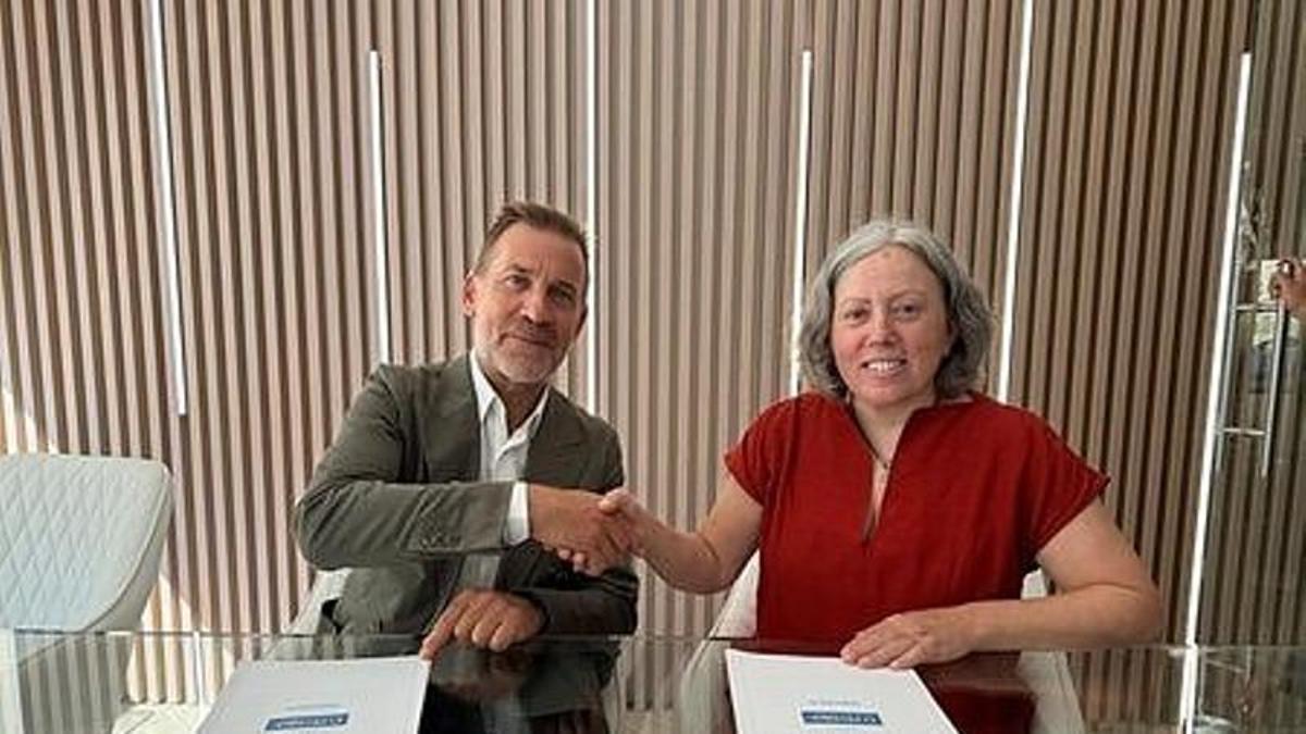 El director de Abanca Mar, Javier Fraga, e a presidenta da Federación Galega de Redeiras Artesás O Peirao.