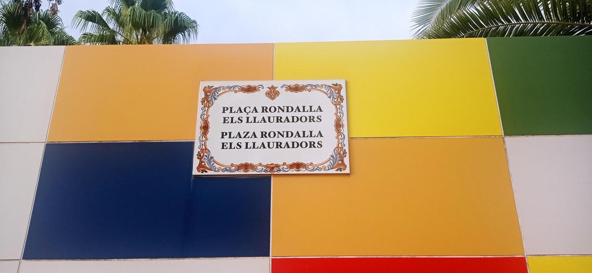 Un detalle de la placa de cerámica con el nombre de 'Rondalla Els Llauradors'.