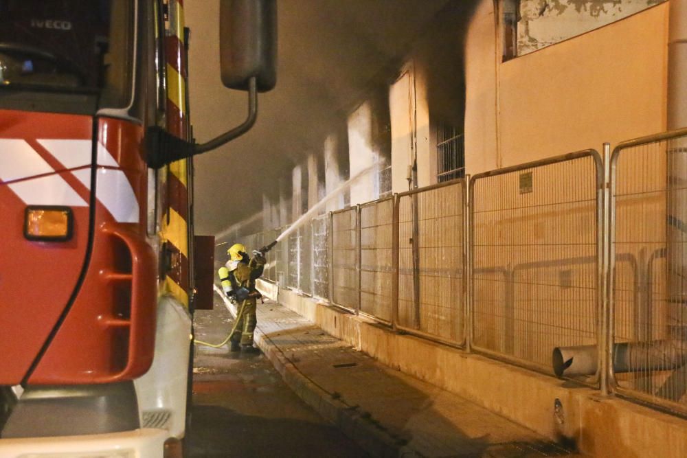 Los bomberos evitan que el fuego afecte a la planta de producción de una empresa de mobiliario de baño en el polígono de Cox