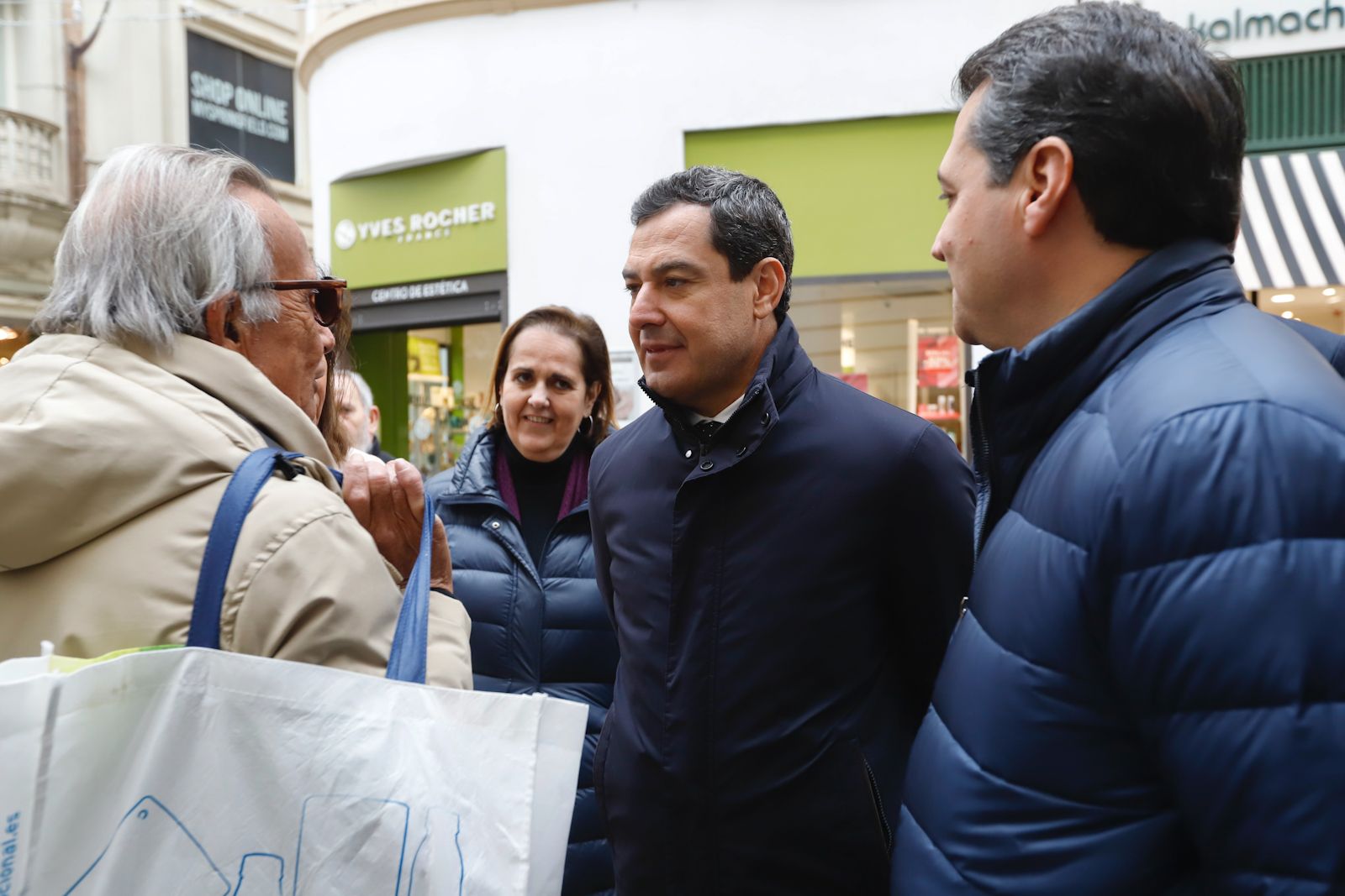 El presidente andaluz visita a los comerciantes del centro