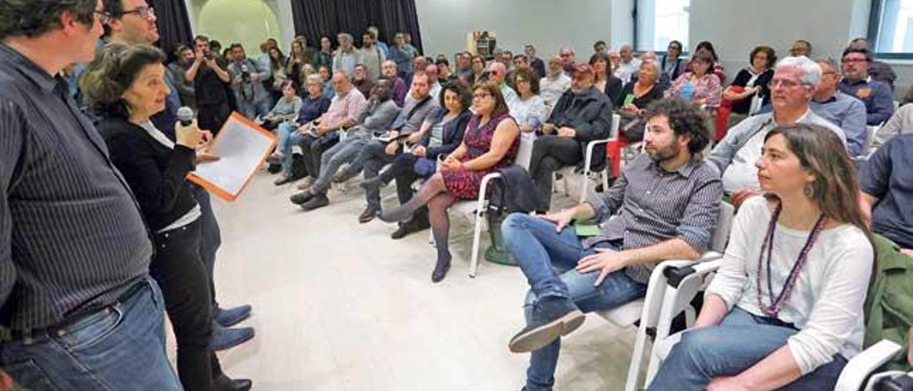 Imagen de una asamblea de Més en la que se debatía si concurrir con Podemos.