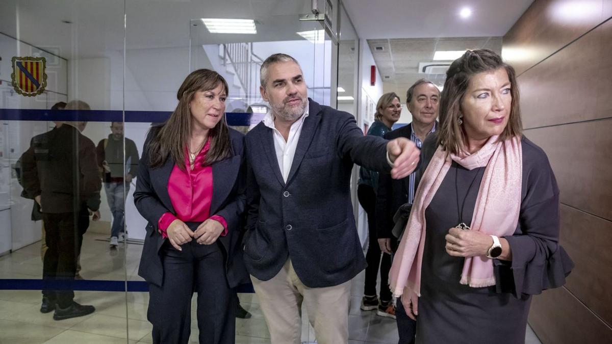 El gerente de Primaria, Miquel Caldentey, flanqueado por las conselleras Repollés y Gómez.
