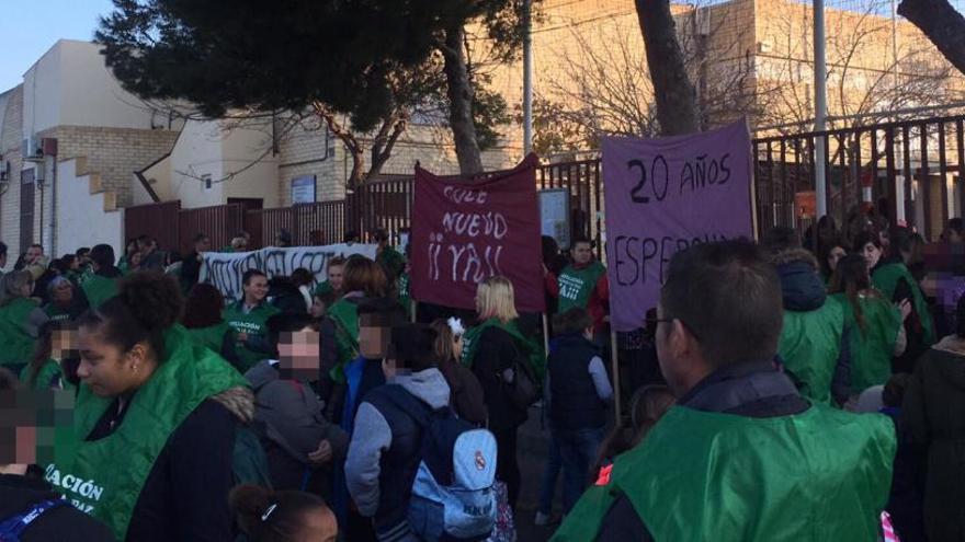 La protesta que las familias han realizado hoy en Torrellano.