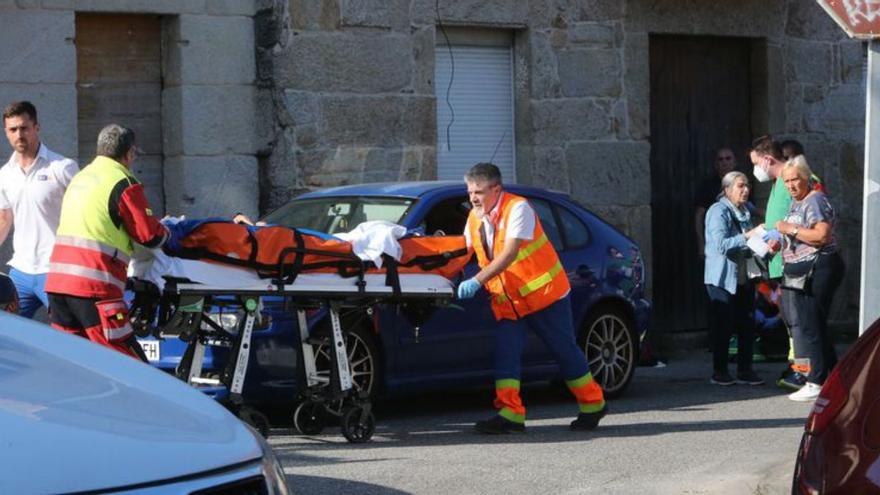 Momento en el que se traslada al herido. | Santos Álvarez