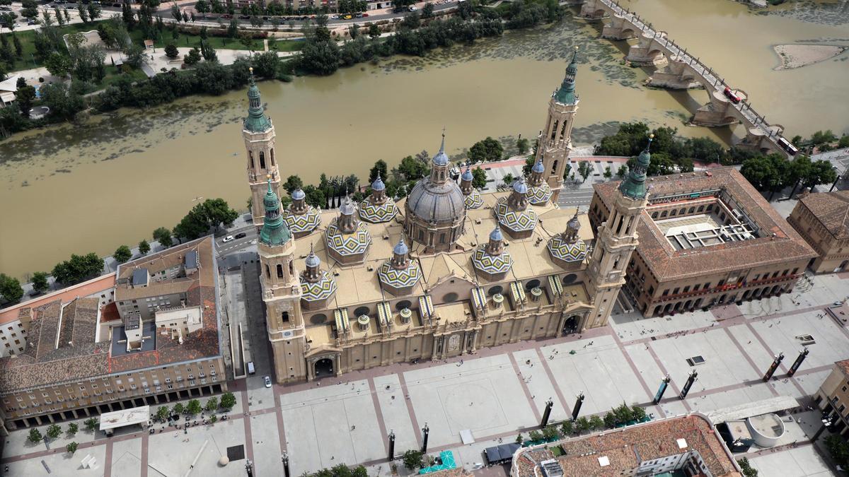 Vista aérea de la plaza del Pilar de Zaragoza, con el Ebro y el puente de piedra.