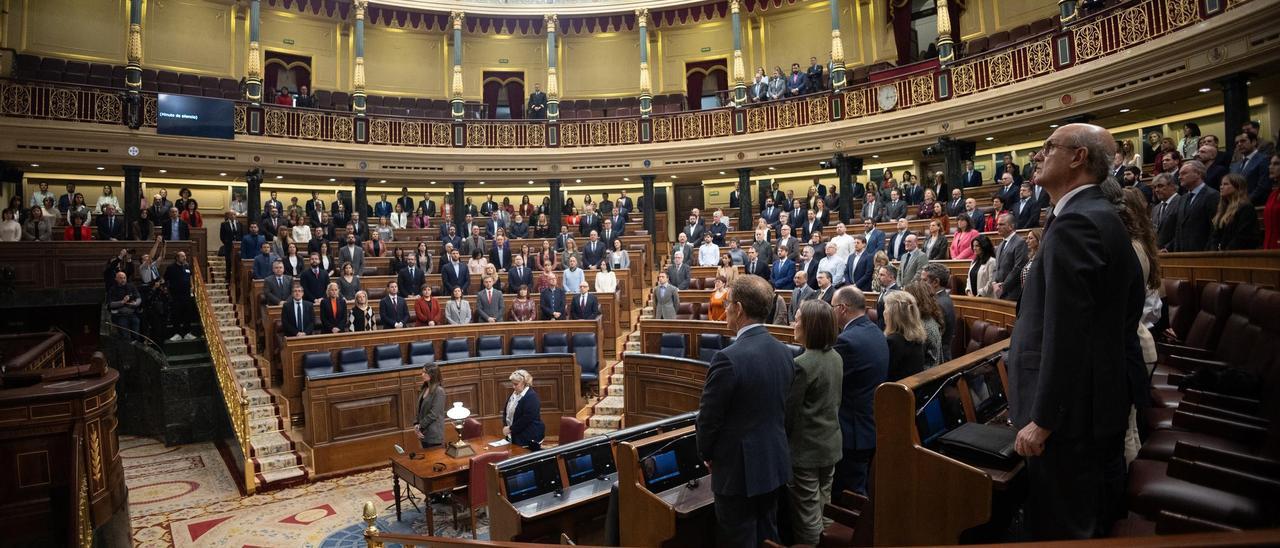 El hemiciclo guarda un minuto de silenio por el 11M durante una sesión plenaria.