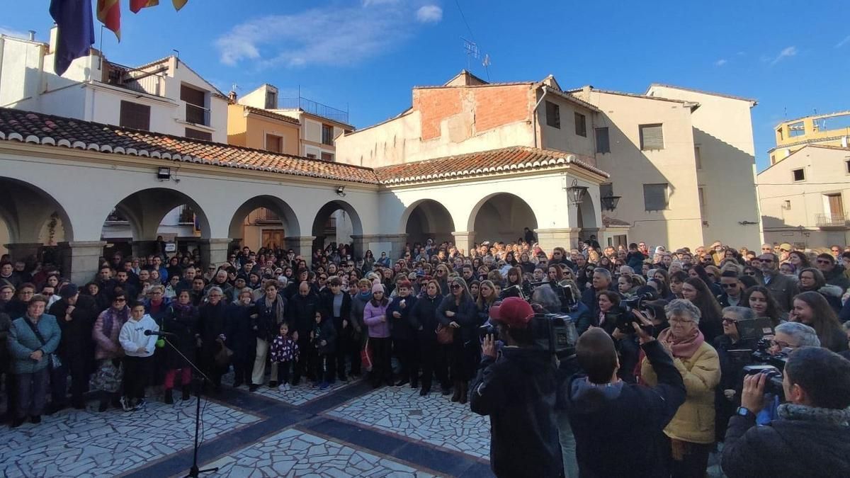 Imagen del minuto de silencio realizado en Jérica en memoria de Emma, la niña de 12 años que falleció por una peritonitis y cuyo caso ha empujado a Gustavo a presentar una nueva queja.