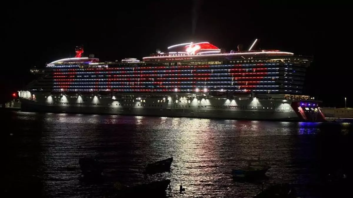 Un crucero de lujo sólo para adultos visita por primera vez el Puerto de Santa Cruz y envía un mensaje a la Isla