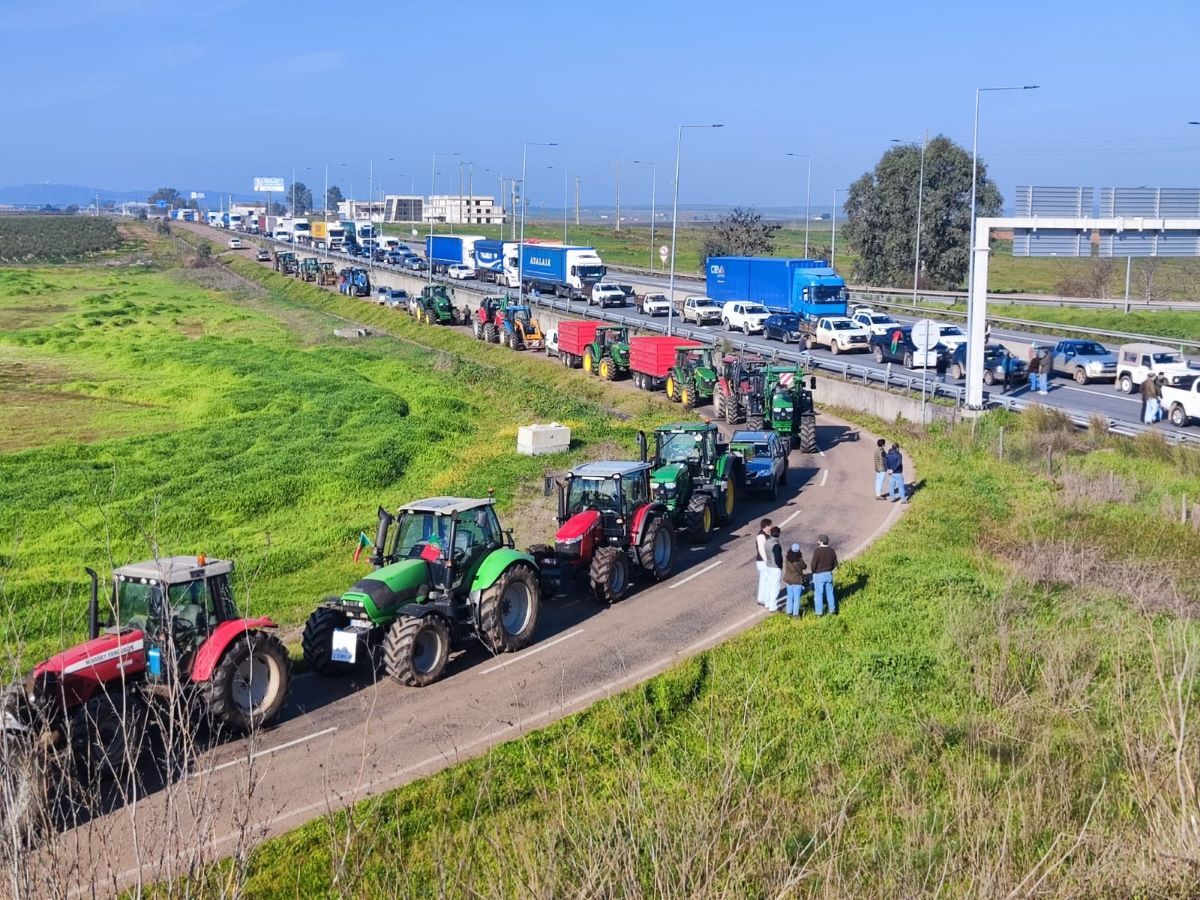 Fotogalería | Así protestan los agricultores portugueses en la frontera con Extremadura