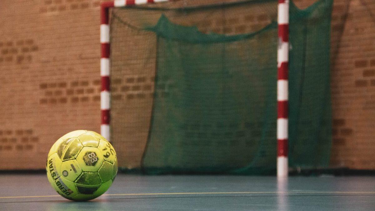 Las zapatillas de fútbol sala se hacen imprescindibles para niños que disfruten de esta actividad.