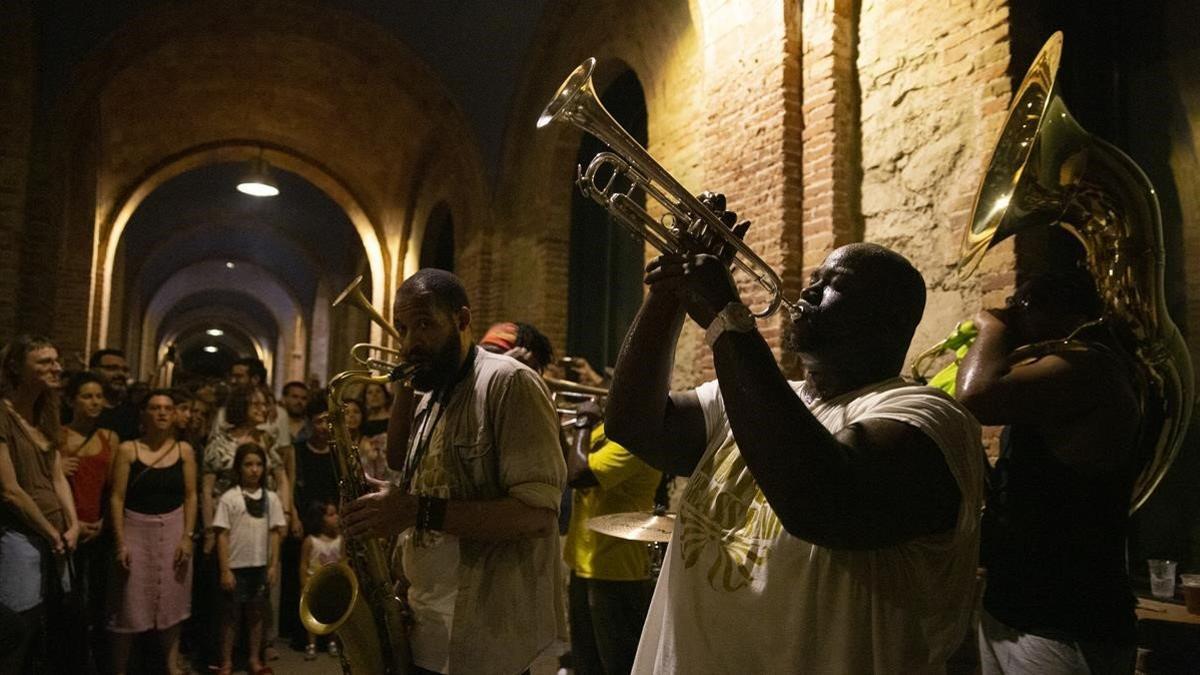 Actuación de Hot 8 Brass Band en el Pati del Districte de Nou Barris